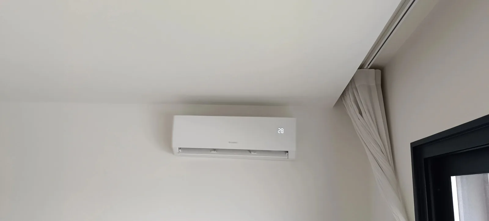 Unidade interior de ar condicionado instalada numa habitação