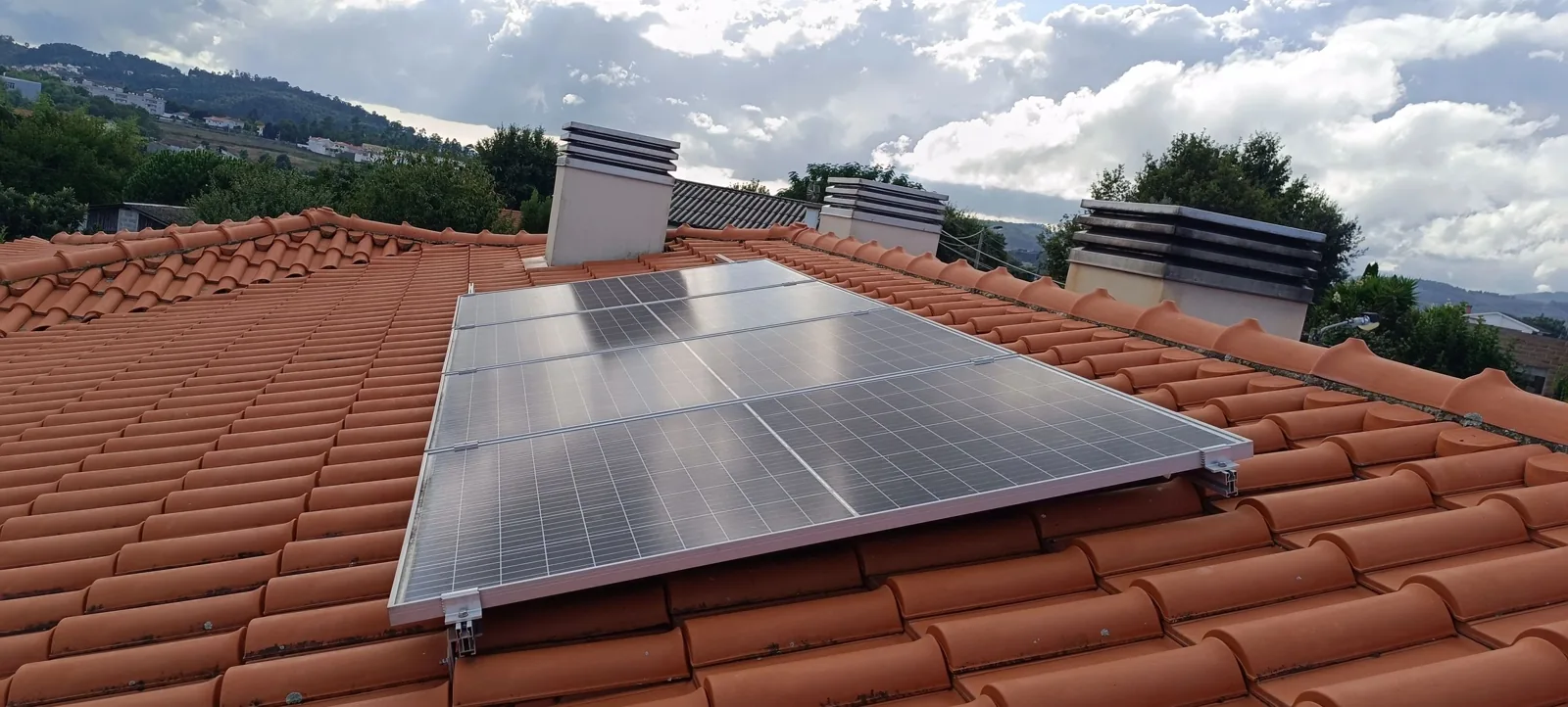 Sistema solar instalado em cobertura inclinada